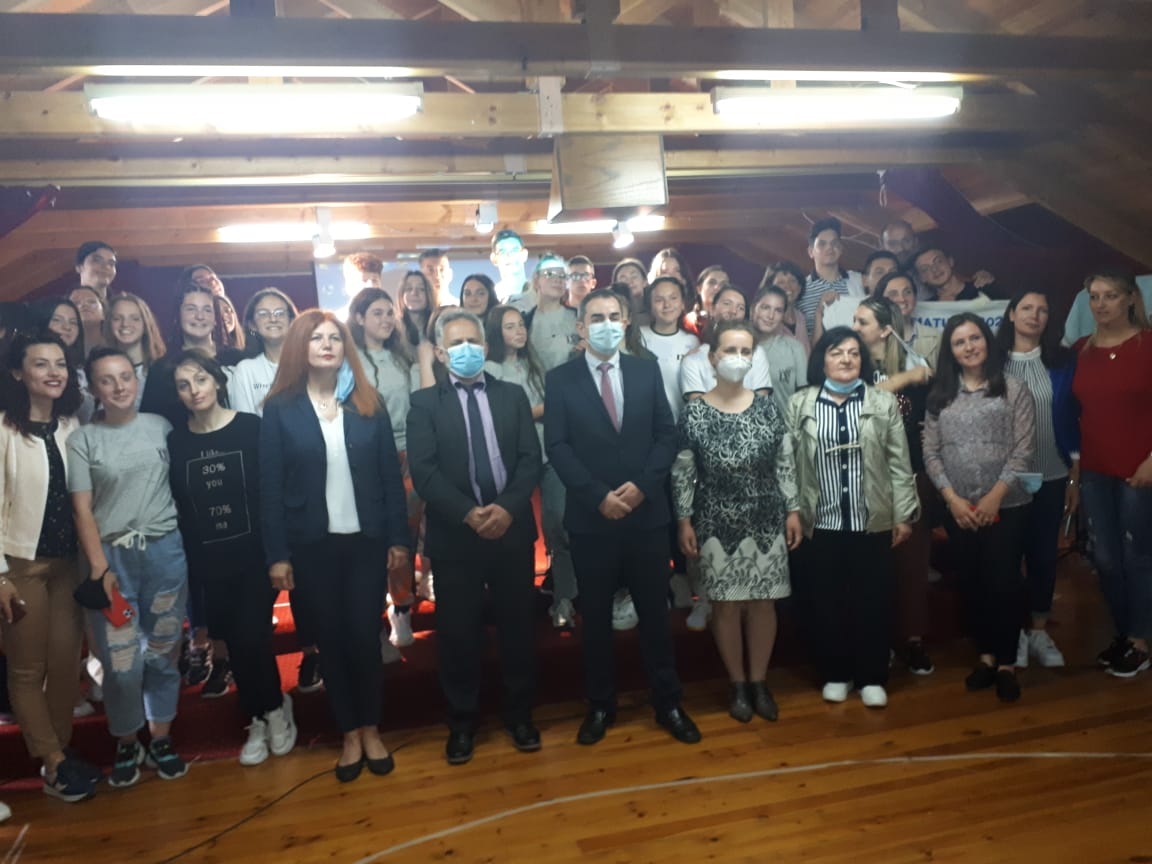 Επίδοση βραβείων από το Γ.Π. Κορυτσάς στους αριστεύσαντες μαθητές της 9ης τάξης του Ελληνο-αλβανικού Εκπαιιδευτηρίου