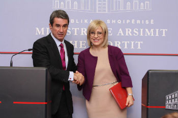 Takim Loverdos - Nikolla: Do rishikohen tekstet shkollore