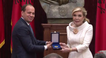 Presidenti i Republikës së Shqipërisë, Bujar Nishani dekoroi zonjën Marianna Vardinogianni