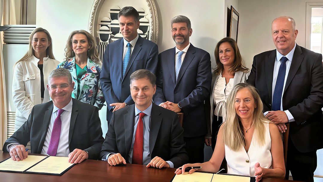 Signature d'un mémorandum de coopération entre la Société hellénique de crédits à l'exportation - Export Credit Greece S.A. et la Banque européenne d'investissement, en présence du Secrétaire d’État aux Affaires étrangères, Haris Theocharis (Athènes, 30 juillet 2025)