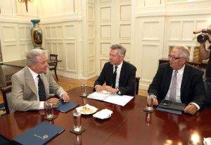 Foreign Minister Avramopoulos meets with a delegation from the Association of Greek Tourism Enterprises