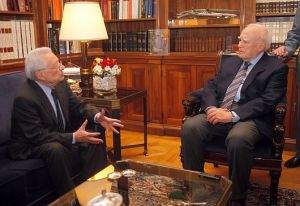 Διάλογος του Προέδρου της Δημοκρατίας κ. Κάρολου Παπούλια με τον Υπουργό Εξωτερικών κ. Πέτρο Μολυβιάτη κατά την έναρξη της συνάντησής τους