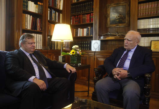 Deputy Prime Minister and Foreign Minister Venizelos meets with the President of the Republic, Karolos Papoulias, at the Presidential Mansion