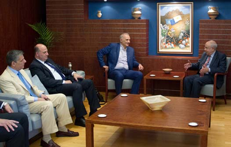 Ο Πρέσβυς της Ελλάδος στην Κύπρο κ. Ηλίας Φωτόπουλος παρευρέθη στη συνάντηση (2.6.) που είχε Βουλή των Αντιπροσώπων η Διαρκής Επιτροπή Εθνικής Άμυνας και Εξωτερικών Υποθέσεων της Βουλής των Ελλήνων Ο Πρέσβυς της Ελλάδος στην Κύπρο κ. Ηλίας Φωτόπουλος παρευρέθη στη συνάντηση (2.6.) που είχε Βουλή των Αντιπροσώπων η Διαρκής Επιτροπή Εθνικής Άμυνας και Εξωτερικών Υποθέσεων της Βουλής των Ελλήνων