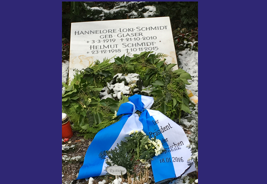 Der Generalkonsul der Hellenischen Republik in Hamburg, Herr Georgios Arnaoutis, hat am Grab des verstorbenen Ex-Kanzlers Helmut Schmidt einen Kranz niederlegt