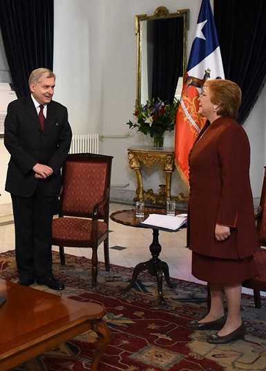 Entrega de las Cartas Credenciales del nuevo Embajador de Grecia Sr.
Ioannis Tzovas Mourouzis a la Presidenta de la República de Chile Sra.
Michelle Bachelet Jeria<br />