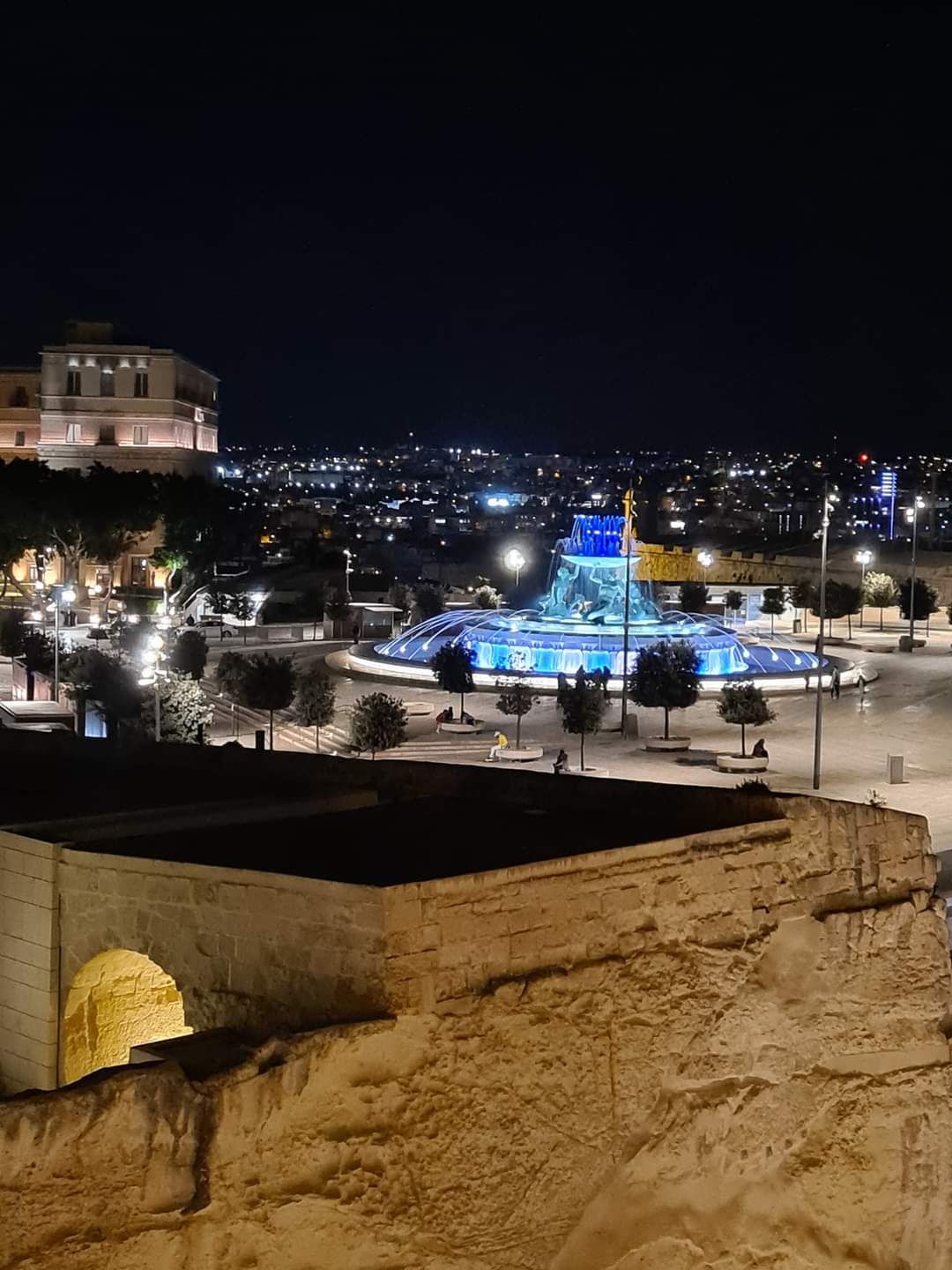 Φωταγώγηση συντριβανιού στην Βαλέττα και της Πρεσβευτικής κατοικίας.