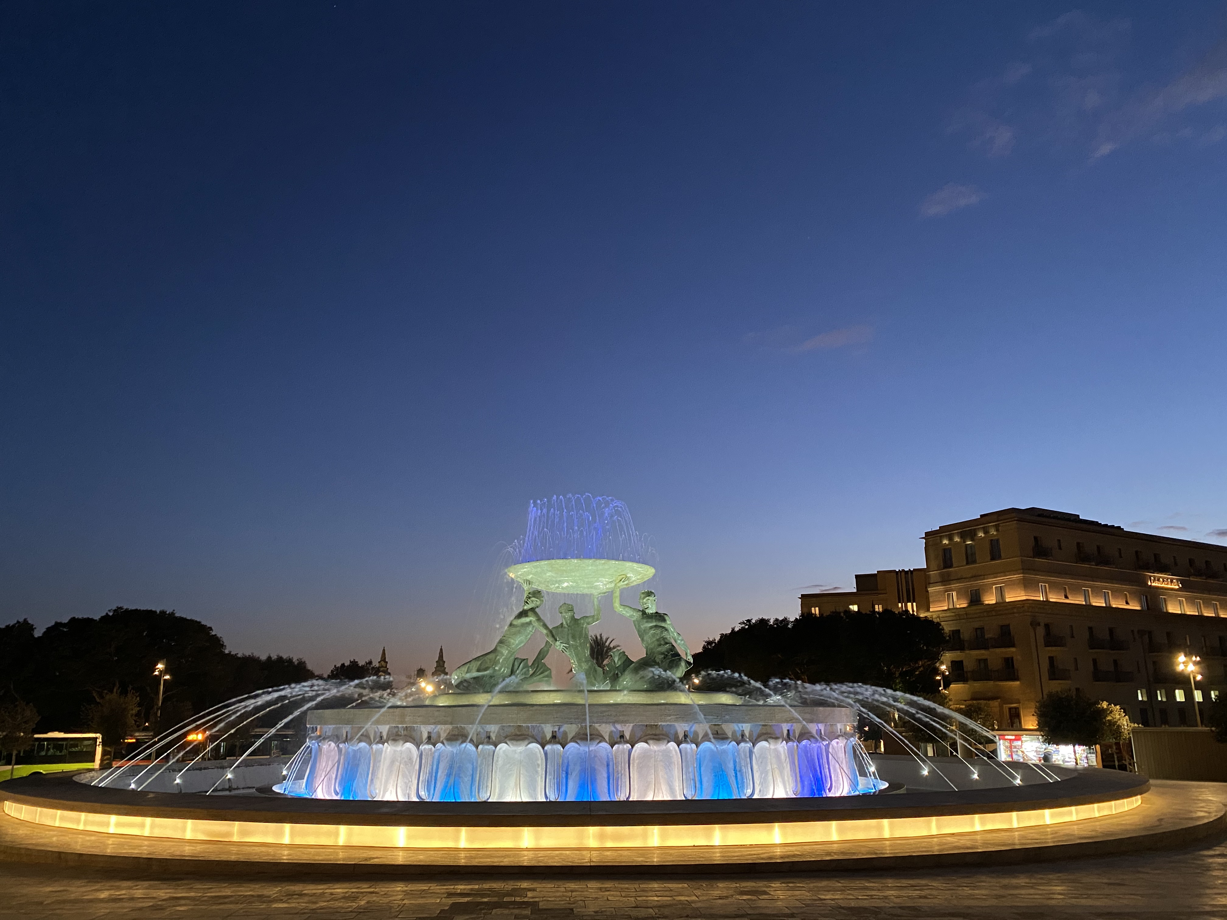 Φωταγώγηση συντριβανιού στην Βαλέττα και της Πρεσβευτικής κατοικίας.