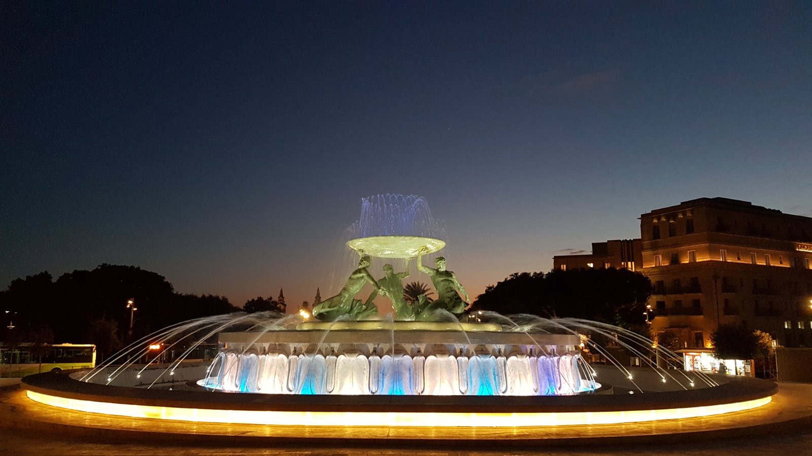 Φωταγώγηση συντριβανιού στην Βαλέττα και της Πρεσβευτικής κατοικίας.