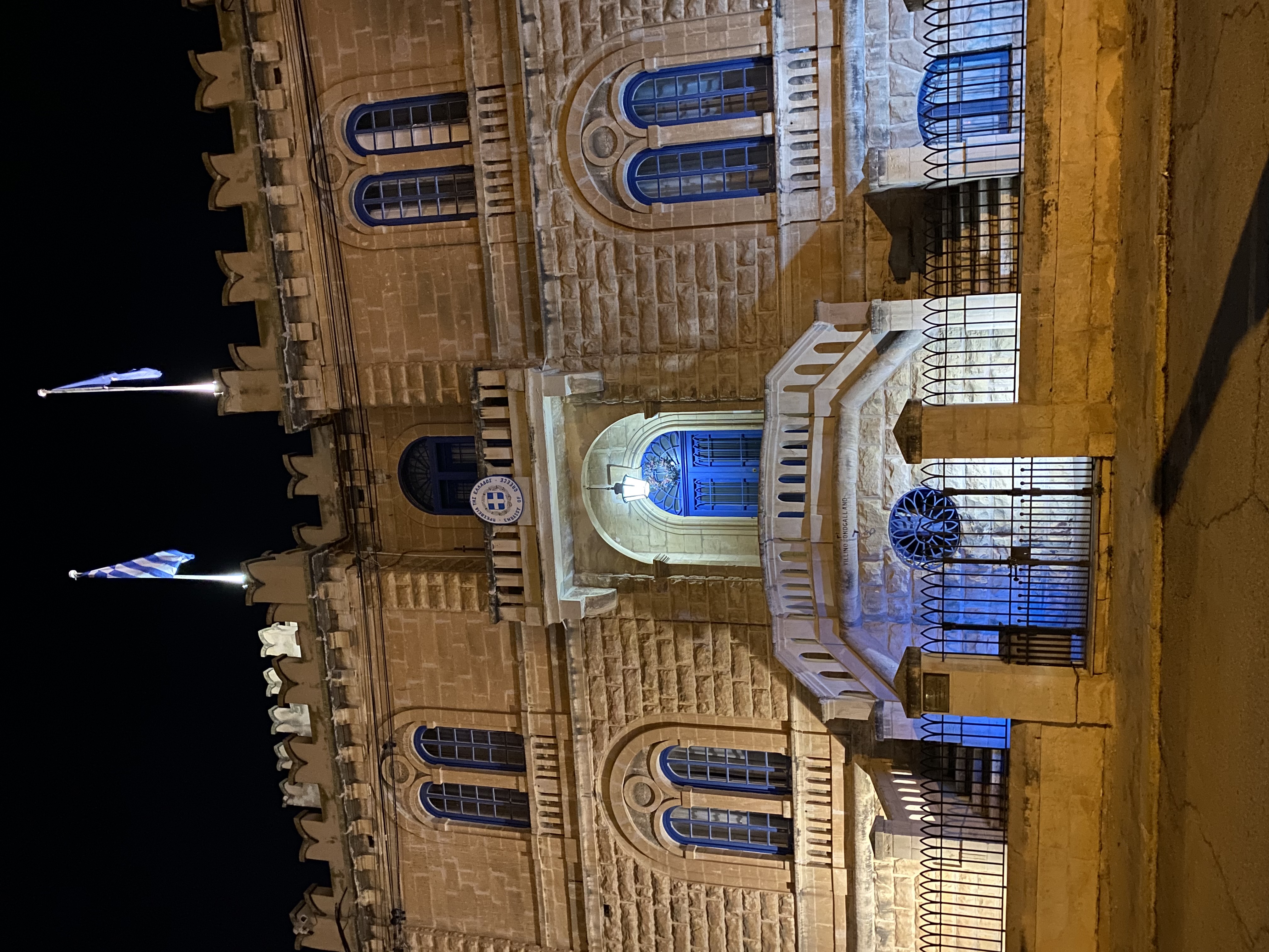 Φωταγώγηση συντριβανιού στην Βαλέττα και της Πρεσβευτικής κατοικίας.