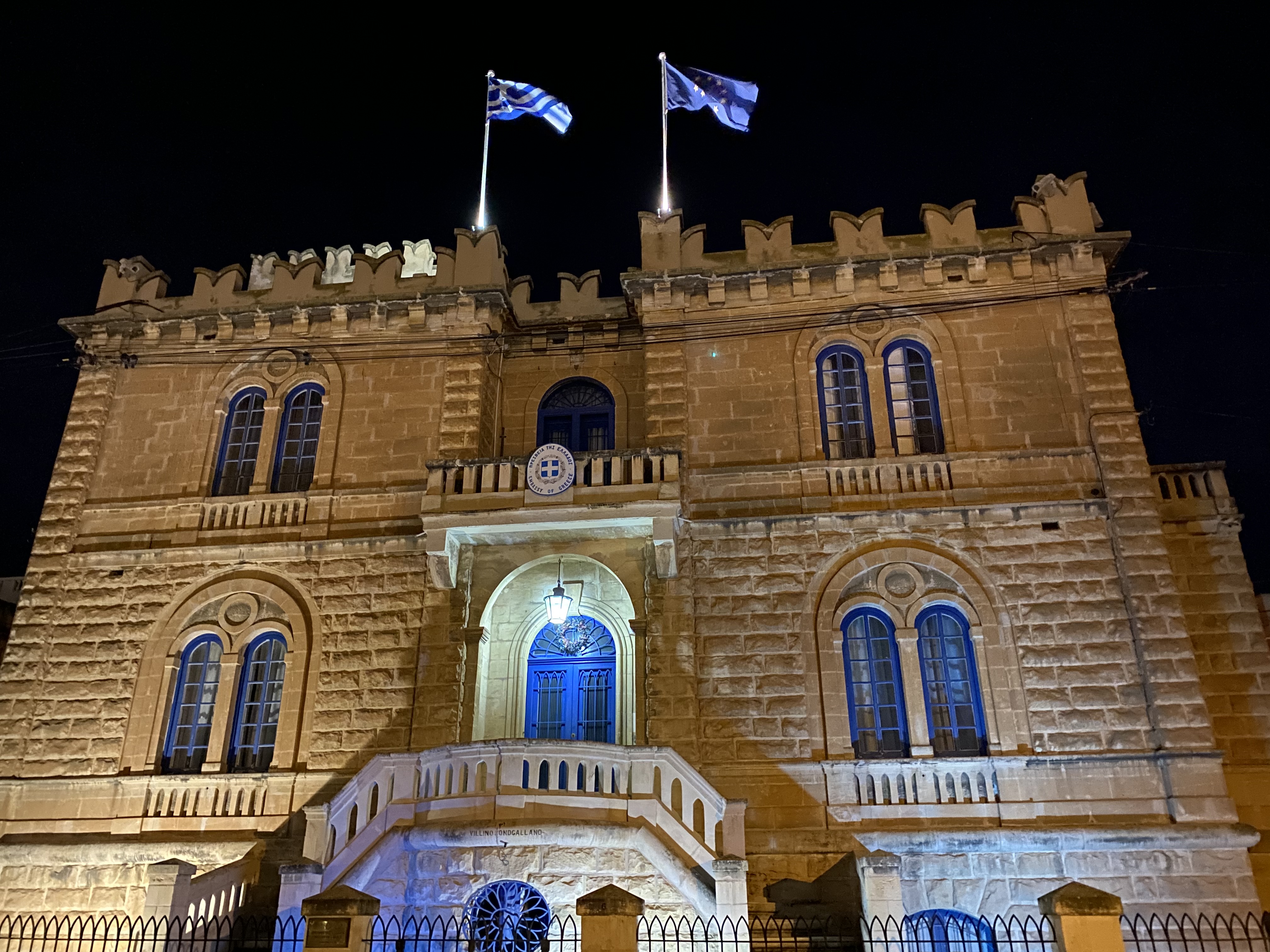 Φωταγώγηση συντριβανιού στην Βαλέττα και της Πρεσβευτικής κατοικίας.