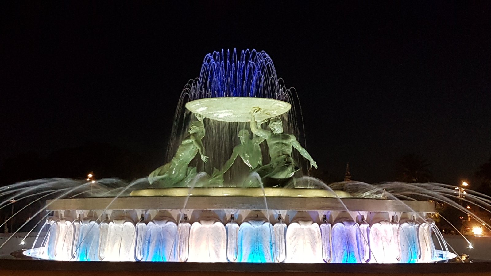 Φωταγώγηση συντριβανιού στην Βαλέττα και της Πρεσβευτικής κατοικίας.