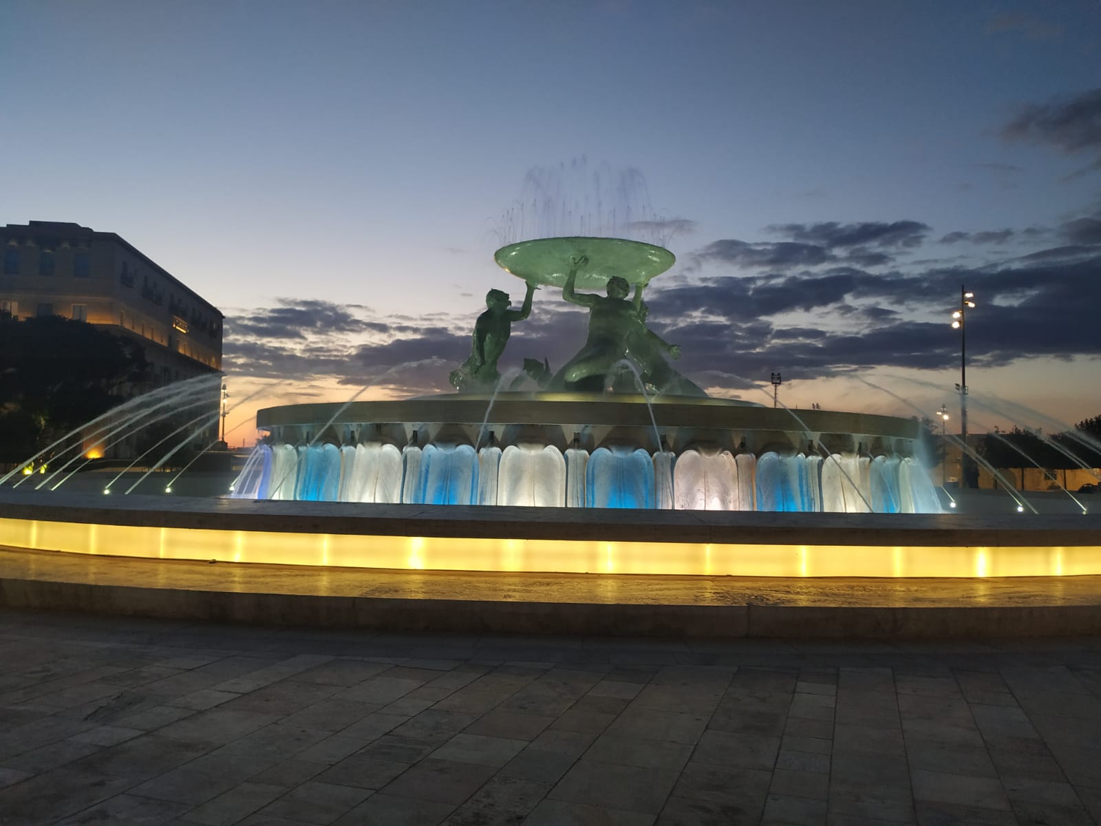 Φωταγώγηση συντριβανιού στην Βαλέττα και της Πρεσβευτικής κατοικίας.