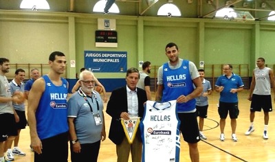 El Embajador de Grecia Excmo. Franciscos Verros congratula al equipo de baloncesto griego 