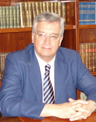 El profesor Dr. Moschos Morfakidis Filactós, Doctor Honoris Causa del Departamento de Ciencias Políticas e Historia de la Universidad Panteion de Atenas