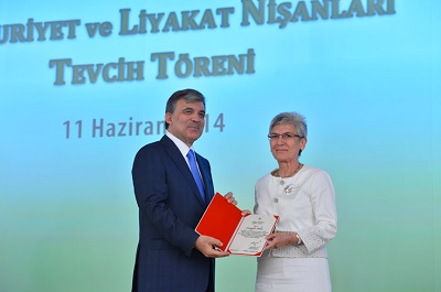 T.C. Cumhurbaşkanı Abdüllah Gül tarafından bayan Evangelia Balta’ya Nişan Tevcihi